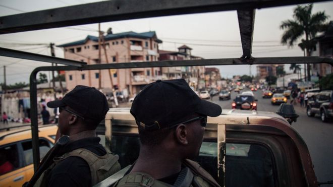 Солдаты патруля 21-й мотострелковой бригады на улицах Буэа, юго-западный регион Камеруна, 26 апреля 2018 года.