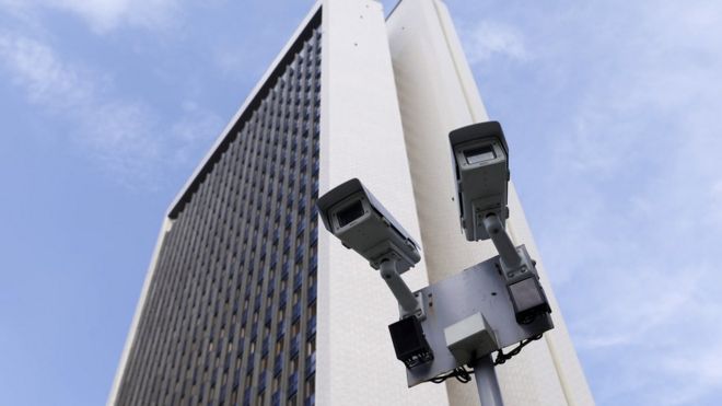 Фото камер видеонаблюдения перед зданием