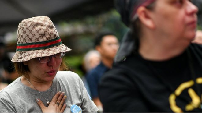Родственник (L) пассажира, который находился на борту MH370, плачет во время памятного события в Куала-Лумпуре в минувшие выходные