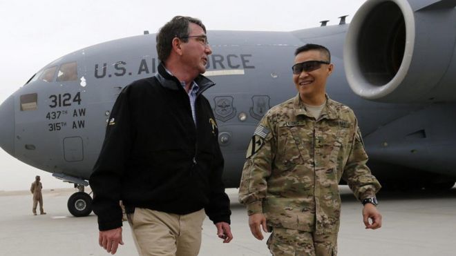 Chuẩn tướng Lương Xuân Việt (phải) đón Bộ trưởng Quốc phòng Ash Carter đến thăm căn cứ tại Kandahar, Afghanistan tháng 2/2015