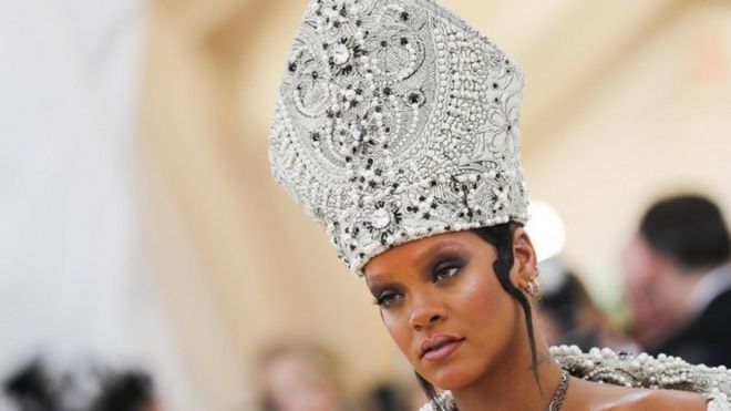 Singer Rihanna dress like Pope