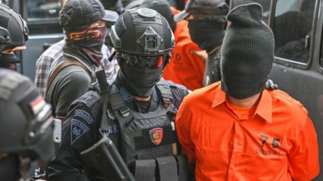 Personel kepolisian mengawal sejumlah tersangka terorisme di Indonesia.