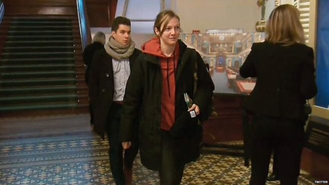 Кэтрин Дорион в балахоне в парламенте Квебека