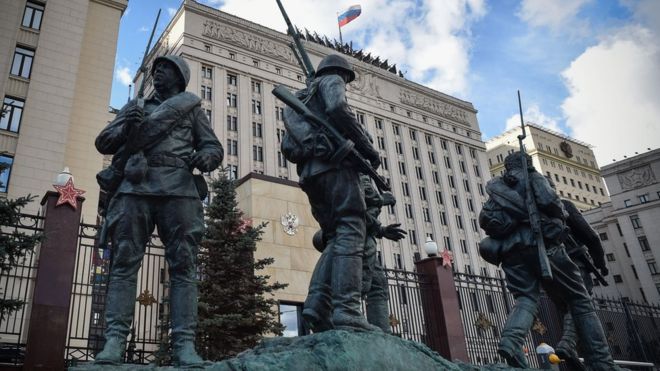 Статуи солдат у здания штаба Министерства обороны России в Москве (18 сентября 2018 года)