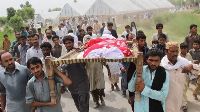 Родственники и жители Пакистана несут гроб знаменитости в социальных сетях Канделя Белоха во время ее похорон в деревне Шах-Садар-Дин, примерно в 130 километрах от Мултана 17 июля 2016 года.