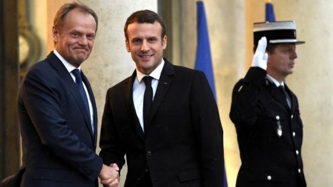 Rais Macron na Donald Tusk (kushoto)