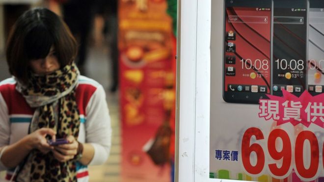Женщина использует мобильный телефон в Тайване