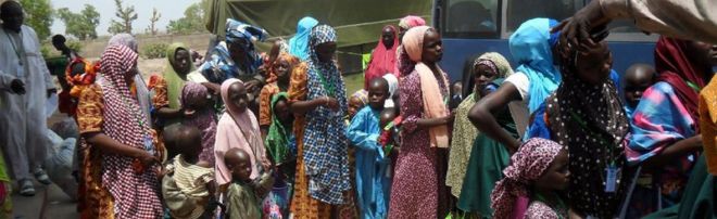 Женщины и дети, спасенные из Боко Харам во время военных действий, покидают лагерь Малкои за пределами столицы штата Адамава, Йола, на северо-востоке Нигерии, 25 мая 2015 года