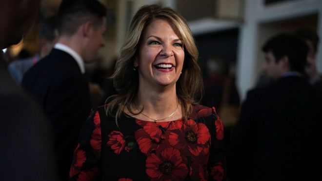 Активист и кандидат от республиканцев Келли Уорд улыбается на консервативной встрече под Вашингтоном, округ Колумбия
