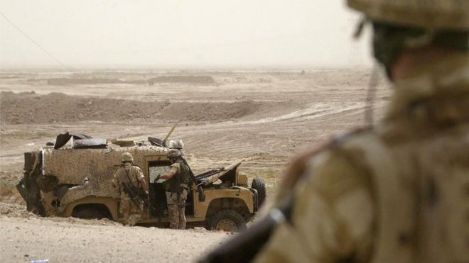 Британские солдаты осматривают лендровер "Снэтч", в котором в результате взрыва мины погибли их товарищи. Басра, Ирак, сентябрь 2006.