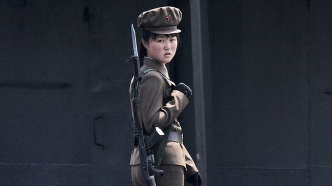 Una soldado norcoreana a orillas del río Yalu en 2014.