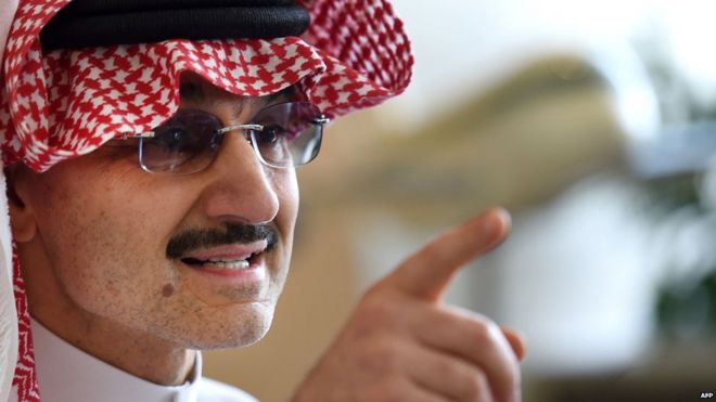 Le milliardaire saoudien Prince Alwaleed bin Talal parle aux journalistes lors d'une conférence de presse dans la capitale saoudienne, Riyad, le 1er juillet 2015.