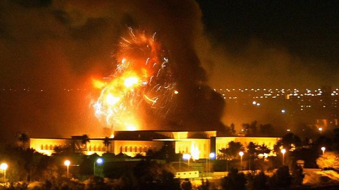 Una bomba estadounidense cae sobre el palacio presidencial en Bagdad, Irak, el 21 de marzo de 2003
