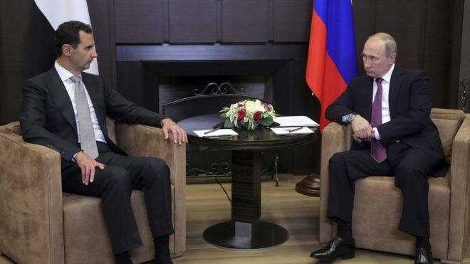 Президент России Владимир Путин (справа) встретился с президентом Сирии Башаром Асадом на черноморском курорте Сочи, Россия, 20 ноября 2017 года.