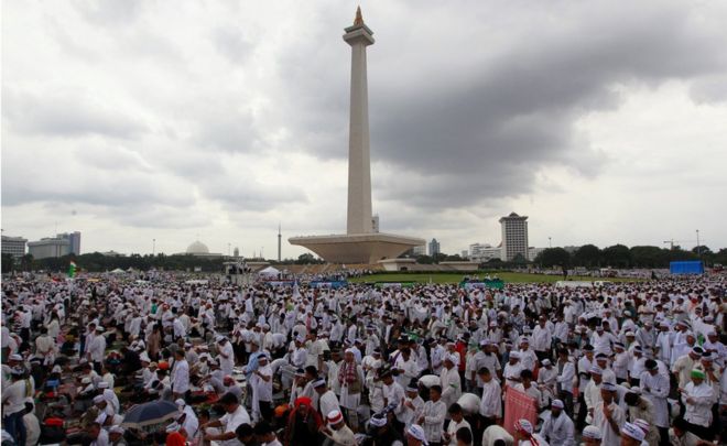 Индонезийские мусульмане собираются у национального памятника Джакарты для молитвы против губернатора Джакарты. 2 декабря 2016 года.
