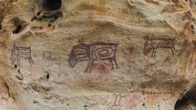 Inscrições rupestres representando animais na Serra da Capivara, no Piauí