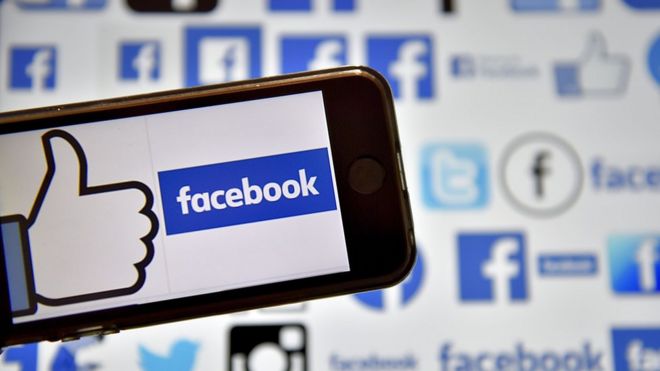 На снимке, сделанном 28 декабря 2016 года в Верту, на западе Франции, показаны логотипы американских онлайн-сервисов социальных сетей и социальных сетей Faceboo