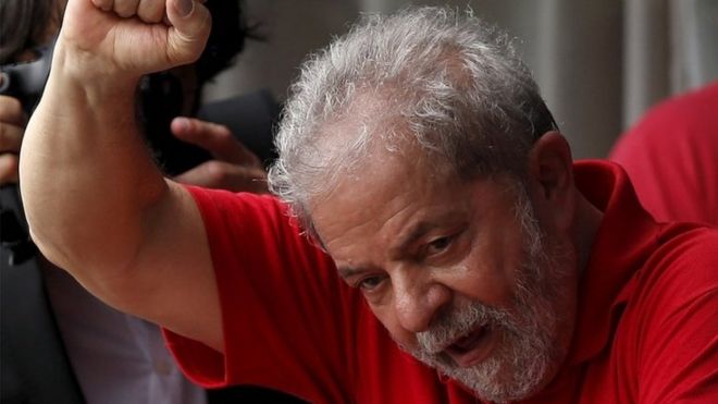 Lula waves to supporters in Sao Bernardo do Campo, 5 March 16