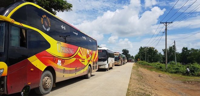 တိုက်ပွဲတွေပြင်းထန်ပြီး လမ်းတွေပိတ်ထားလို့ မြောက်ဦးနဲ့ ကျောက်တော်မြို့တွေမှာ ကားတွေ ရပ်နားနေရ