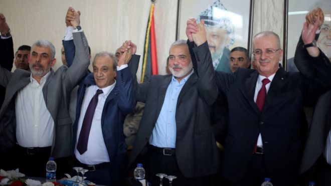 Премьер-министр Палестины Рами Хамдалла и глава ХАМАСа Исмаил Хания держатся за руки в городе Газа, 12 октября 2017 года