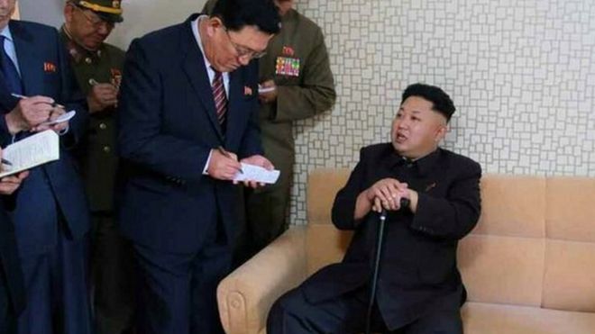 Фотография, опубликованная северокорейской газетой «Родонг Синмун», на которой Ким Чен Ын, по всей видимости, посетил жилой район для ученых - 14 октября 2014 г.