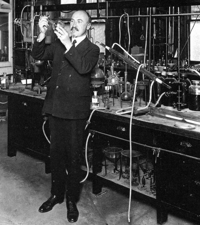 Лео Бекеланд в своей лаборатории