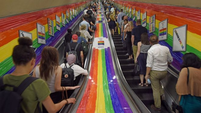 ЛГБТ-цвета на лондонском метро