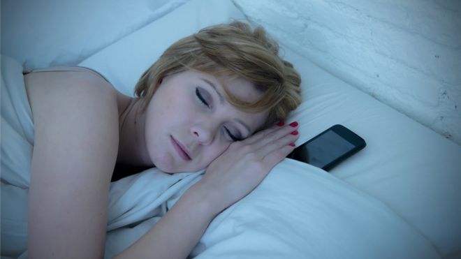 спящая женщина с телефоном