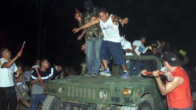 Un grupo de manifestantes golpea un vehículo militar en Vieques