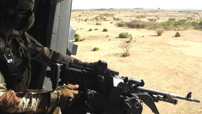 Un soldado francés sostiene su arma en un patrullaje en la frontera entre Mali y Burkina Faso.