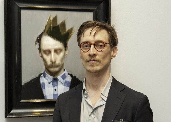 Карл-Мартин Сандволд с его портретом Корона