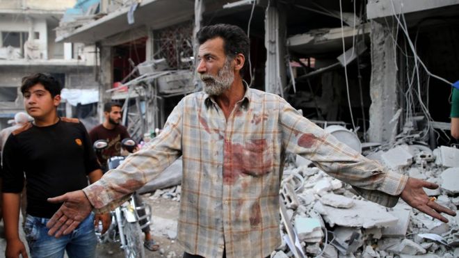سوريا : مقتل عشرات المدنيين في غارات جوية في إدلب _98081949_041980264-1