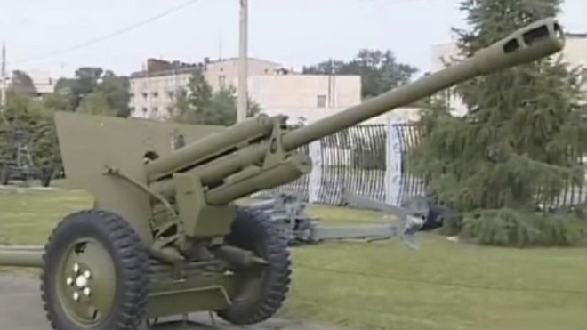 Неподвижное изображение, снятое на видео, показывает российскую полевую пушку ЗиС-3