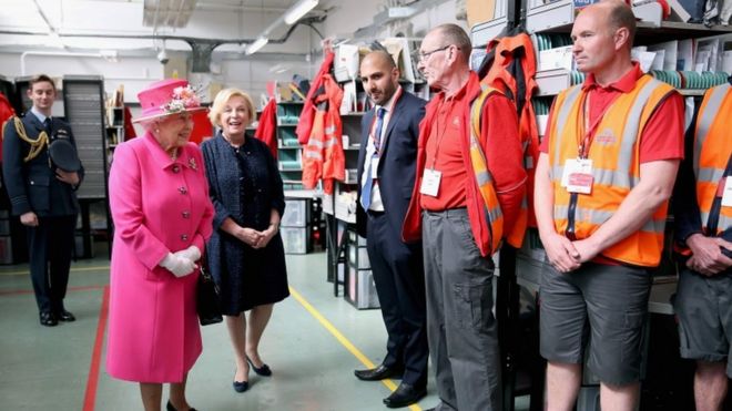 Королева встретилась с персоналом и осмотрела выставку в Виндзорском офисе доставки Royal Mail