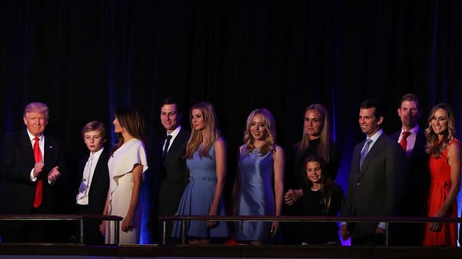 La familia de Trump, sobre el escenario.