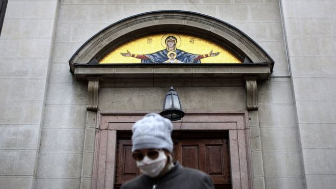 Vernik ispred crkve tokom korona virusa
