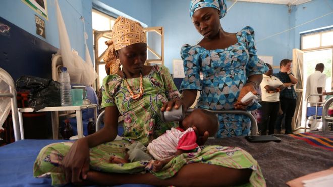 Диетолог кормит истощенного ребенка в больнице общего профиля Молай Майдугури, Нигерия. 30 ноября 2016 года.