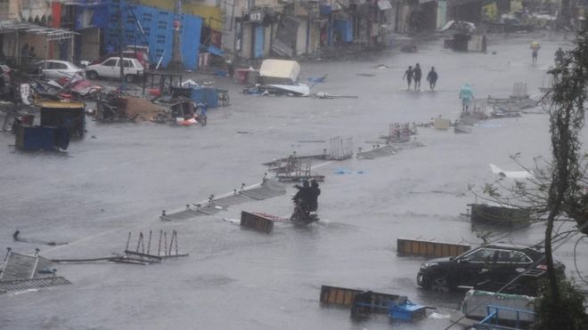 Люди пробираются сквозь паводковые воды в Пури после того, как циклон Фани ударил