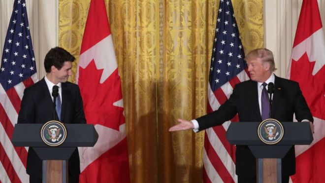 Президент США Дональд Трамп (справа) и премьер-министр Канады Джастин Трюдо