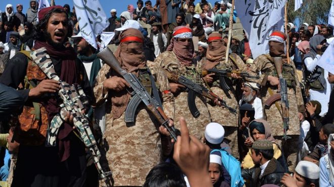 Боевики и жители афганских талибов присутствуют на собрании по случаю заключения мирного соглашения в Афганистане, в районе Алингар провинции Лагман 2 марта 2020 г.