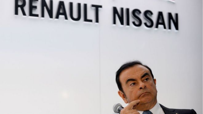 Генеральный директор Renault-Nissan Карлос Госн слушает совместную пресс-конференцию вместе с генеральным директором немецкого автопроизводителя Daimler Дитером Цетше на автосалоне в Париже 30 сентября 2016 года.