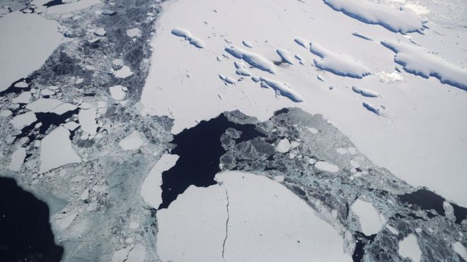 Морской лед плавает вокруг группы островов, как видно с исследовательского самолета NASA Operation IceBridge у побережья Антарктического полуострова