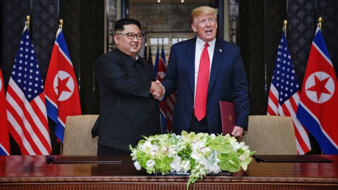 特朗普與金正恩簽字後握手（12/6/2018）