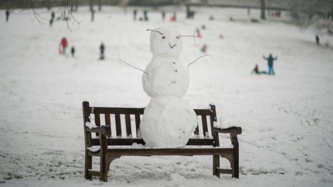 Снеговик на скамейке