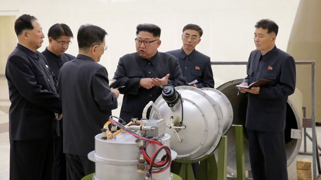 На снимке: северокорейский лидер Ким Чен Ын осматривает предполагаемую водородную бомбу