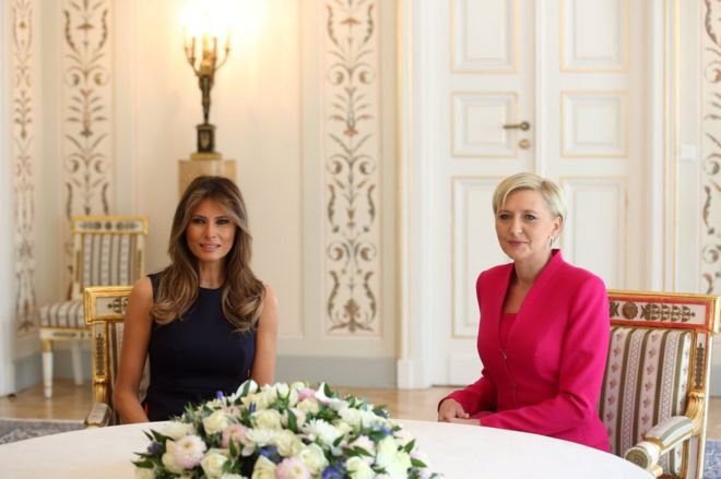 Первая леди Польши Агата Корнаузер-Дуда (справа) и Первая леди США Мелания Трамп (слева) во время встречи один на один во дворце Бельведер в Варшаве, 6 июля