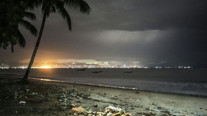 Горизонт Фритауна от пляжа, откуда отправляются паромы, связывающие аэропорт с столицей Сьерра-Леоне