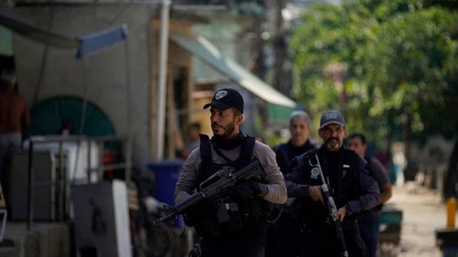 Policiais caminham pelas ruas da favela do Jacarezinho, no Rio de Janeiro