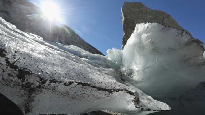 Солнце светит на тающем леднике в Австрии.