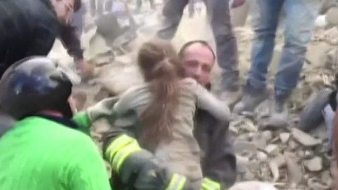 Rescatista abraza a la niña que acaban de sacar de debajo de los escombros en Amatrice, uno de los pueblos afectados por el terremoto que azotó la zona central de Italia la madrugada del miércoles.